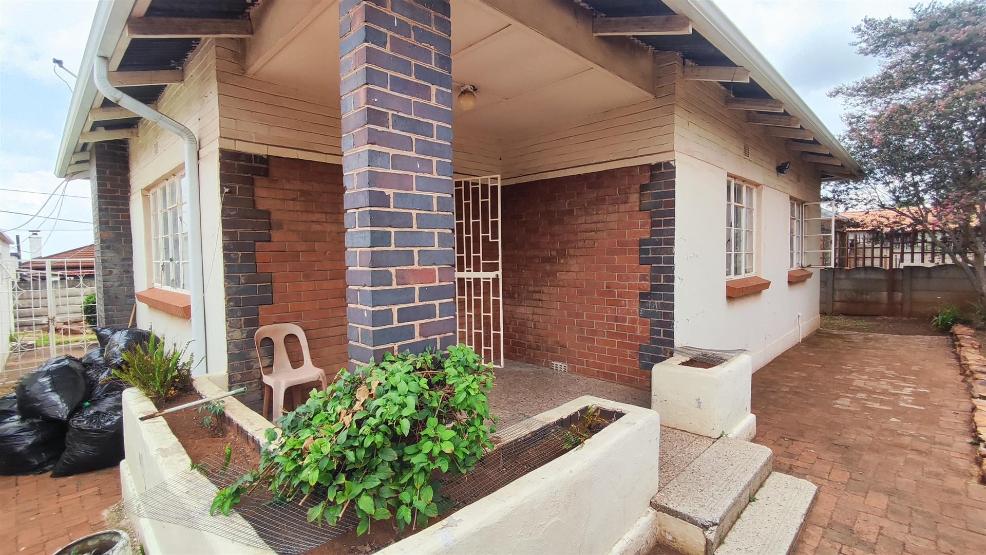 Front View of property in Primrose