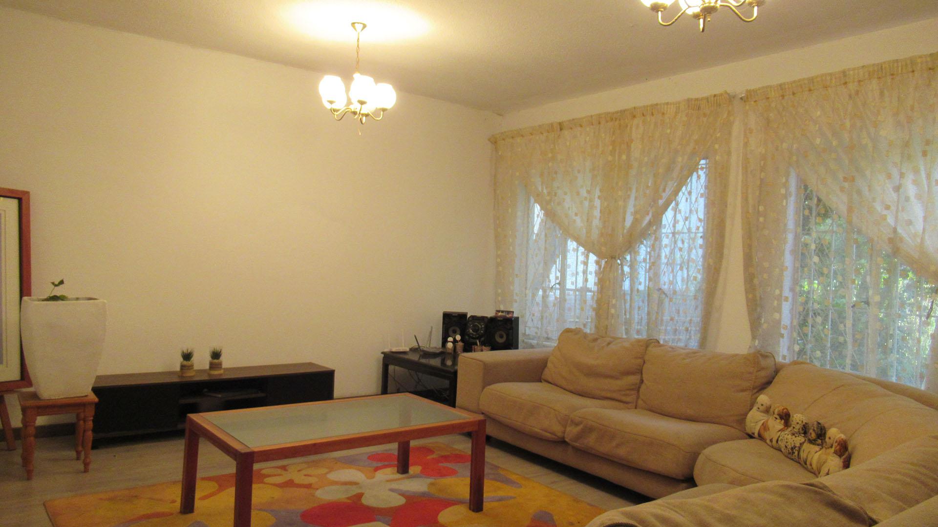 Lounges - 23 square meters of property in Florida Park