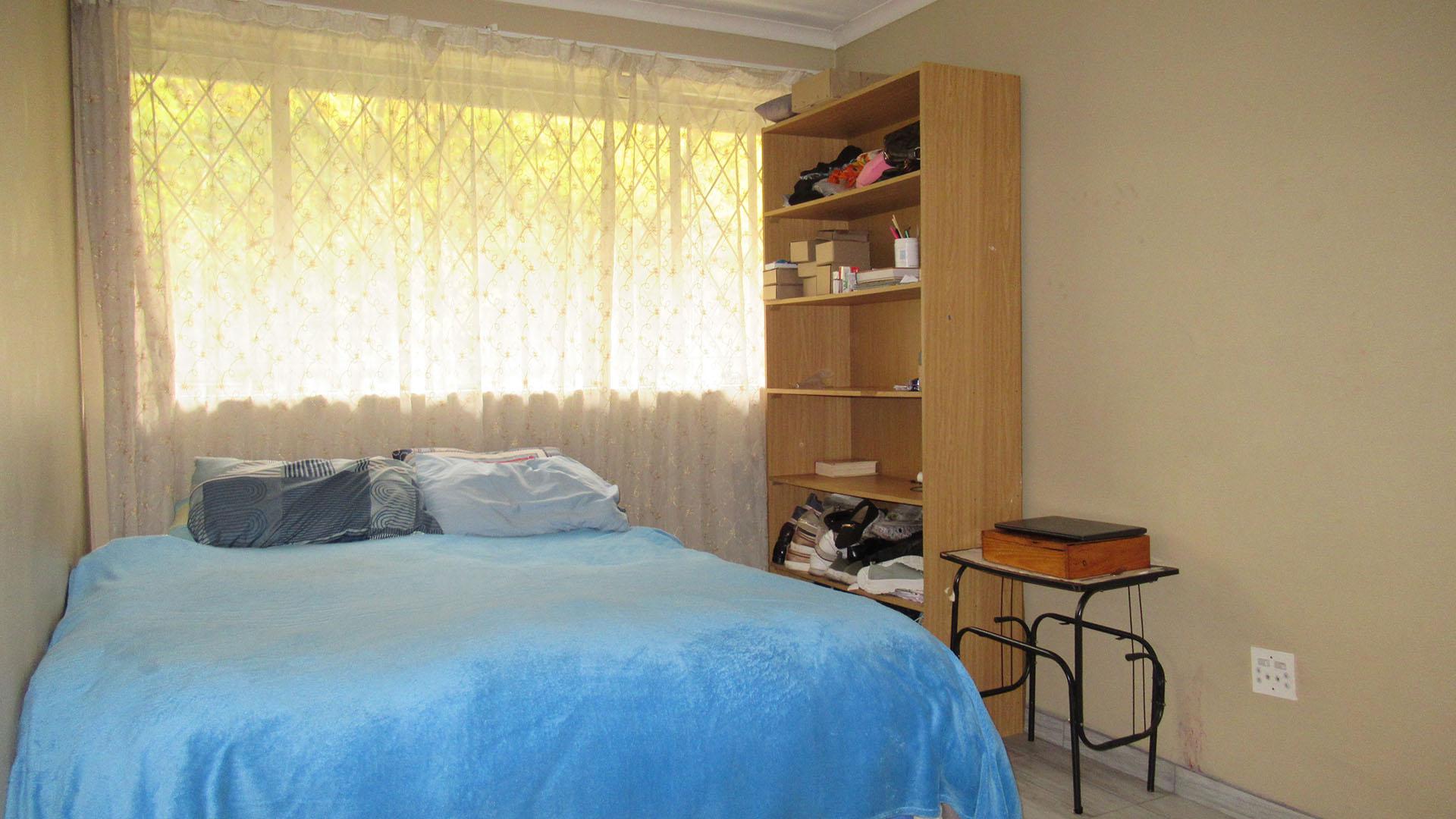 Bed Room 2 - 14 square meters of property in Florida Park