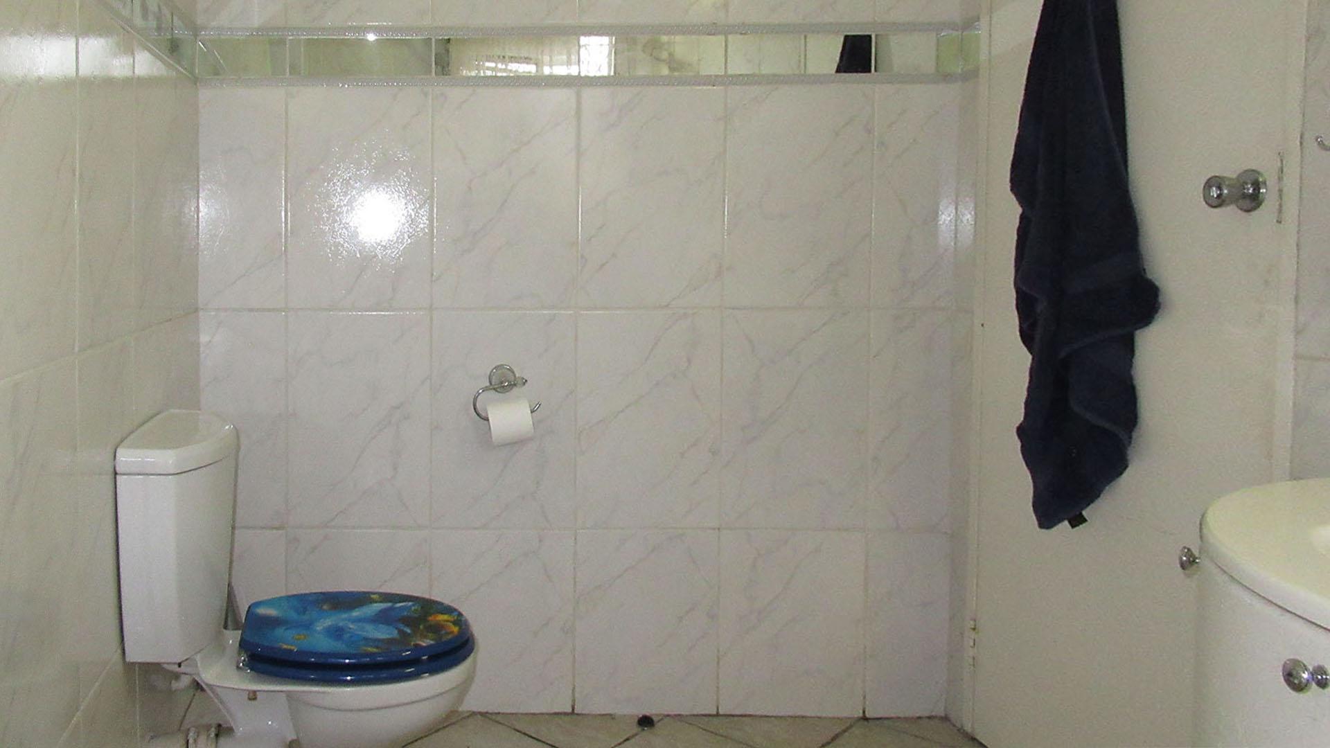 Bathroom 1 - 7 square meters of property in Florida Park