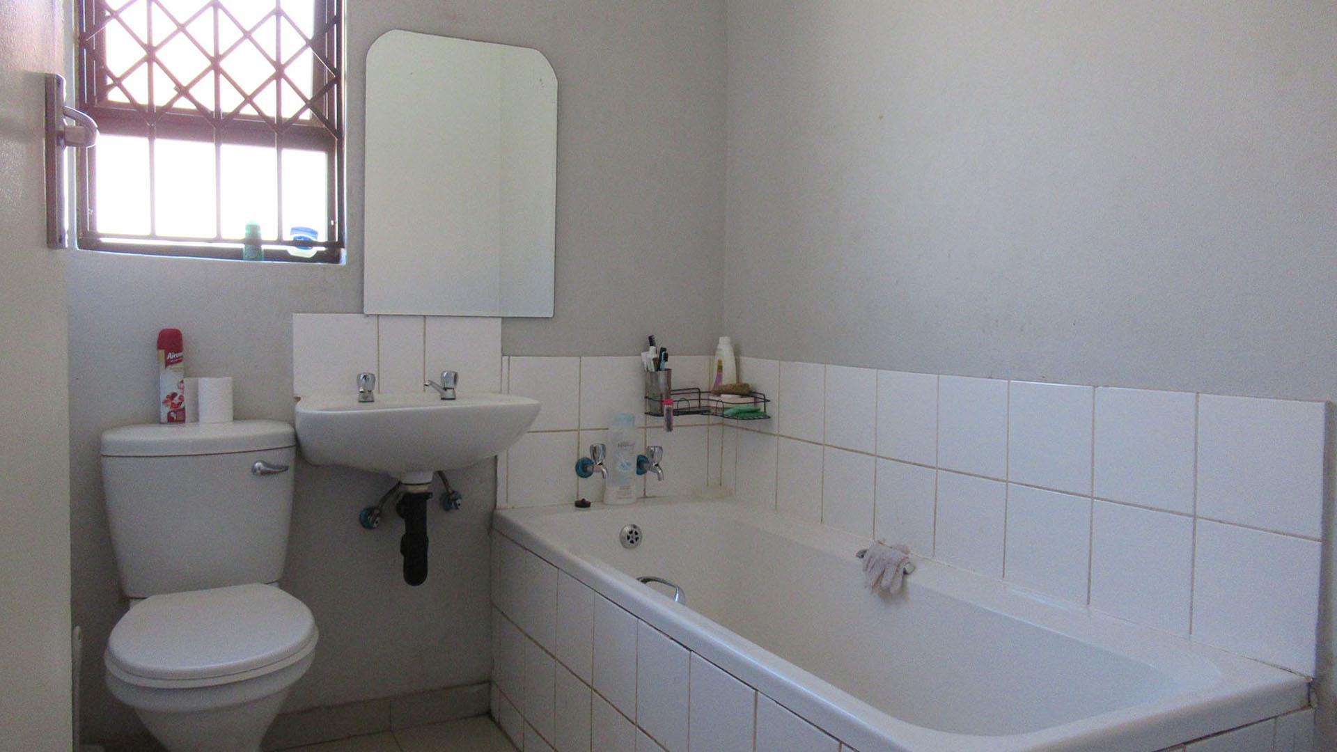 Bathroom 1 - 4 square meters of property in Protea Glen