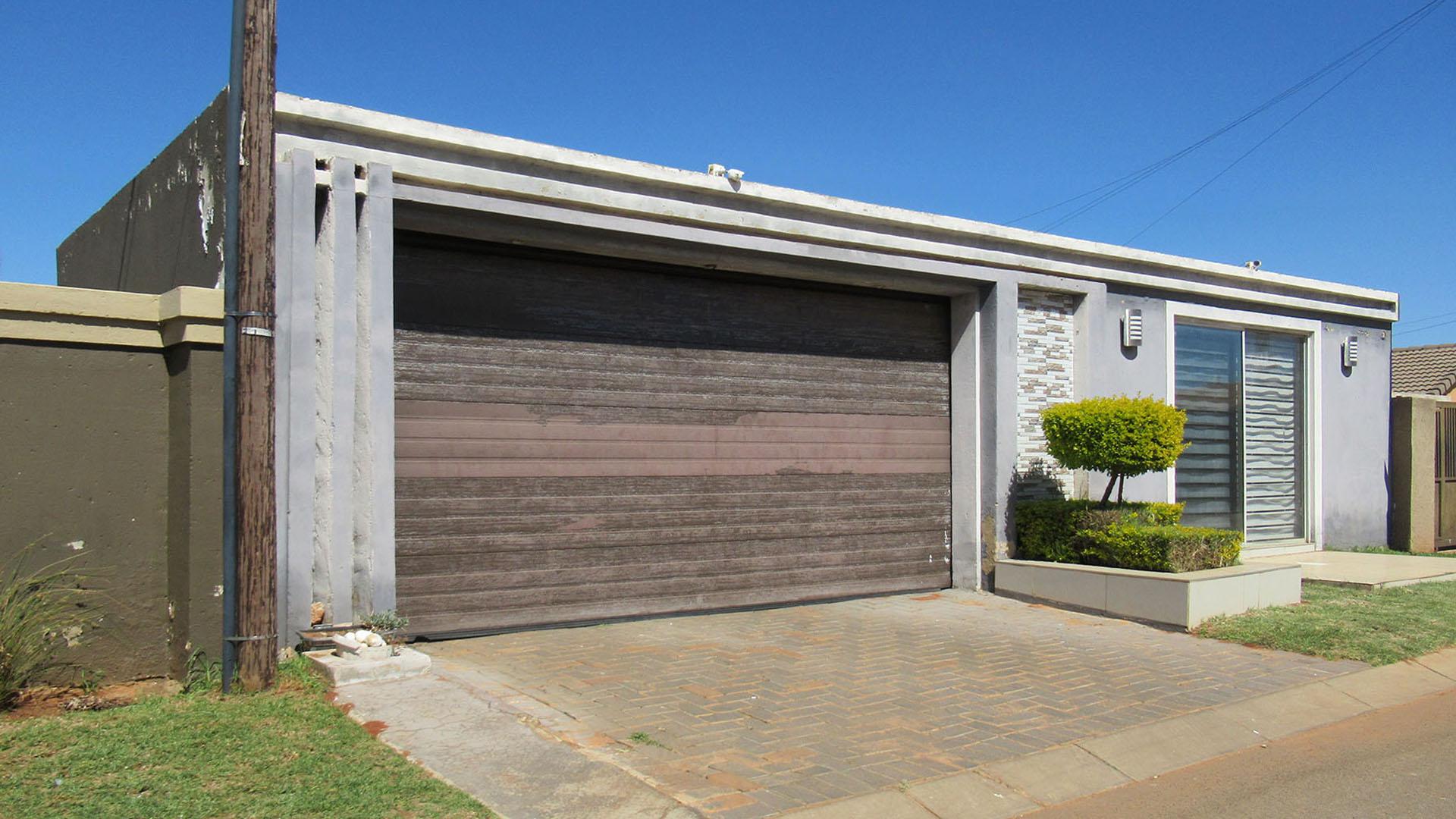 Front View of property in Protea Glen