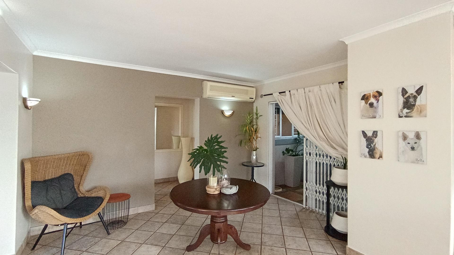 Lounges - 19 square meters of property in Ballitoville