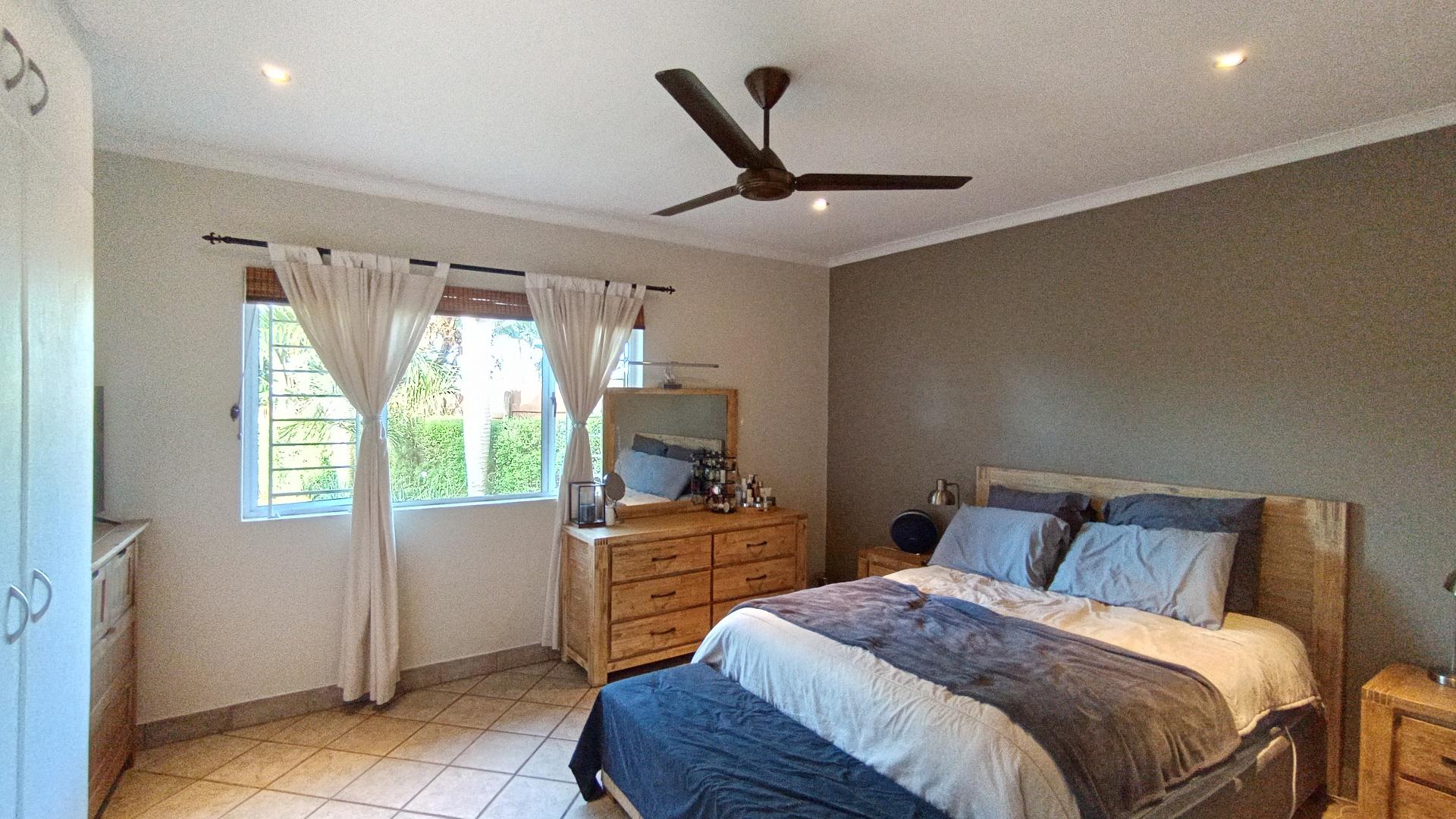 Main Bedroom - 23 square meters of property in Ballitoville