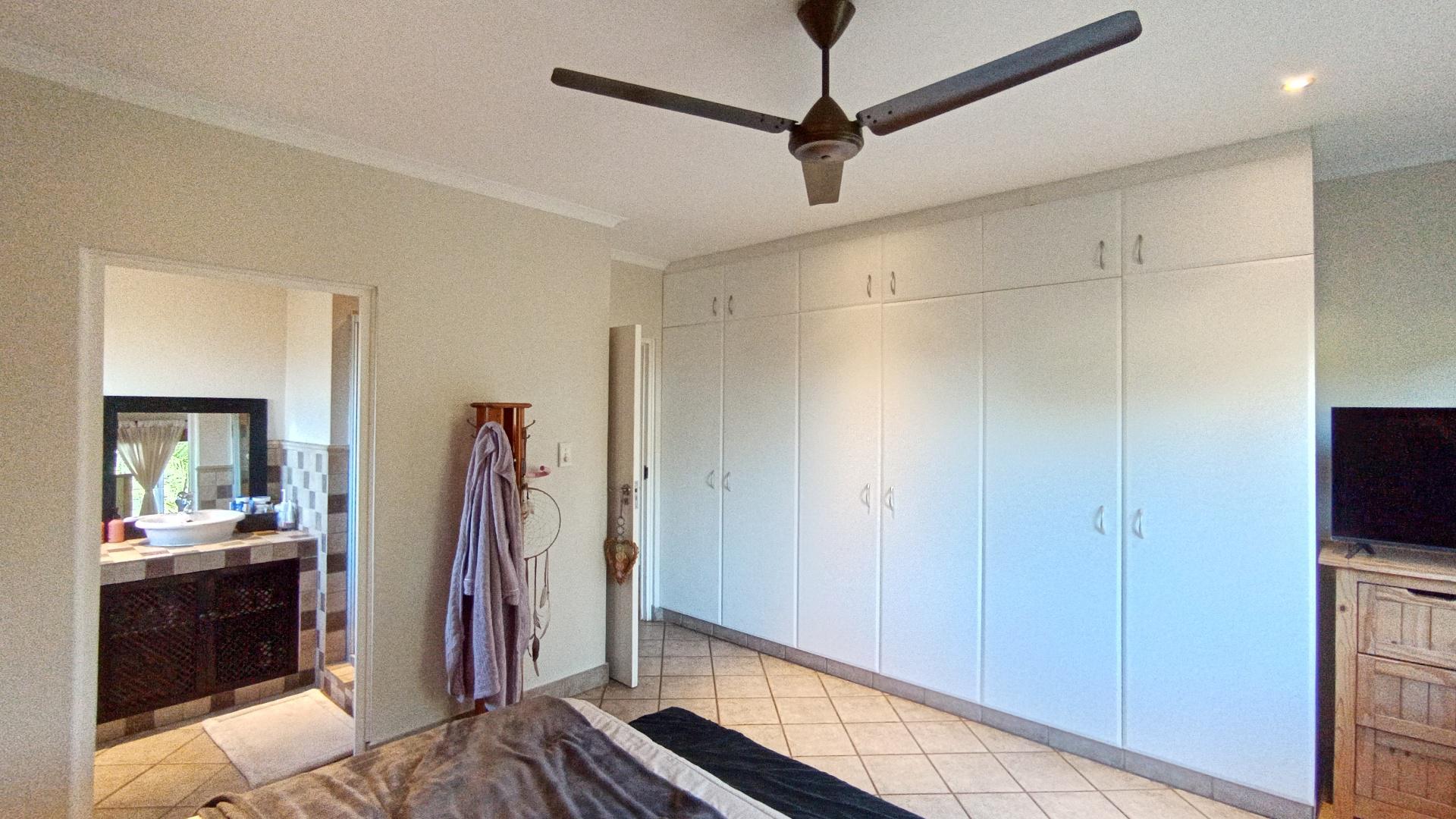 Main Bedroom - 23 square meters of property in Ballitoville