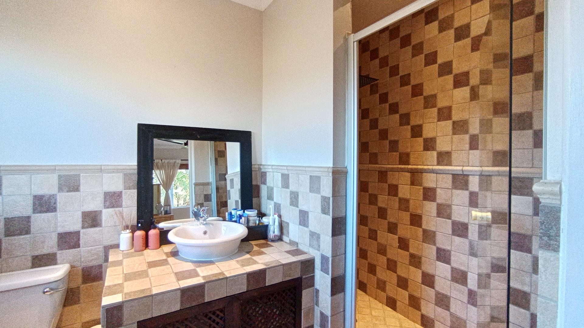 Main Bathroom - 6 square meters of property in Ballitoville