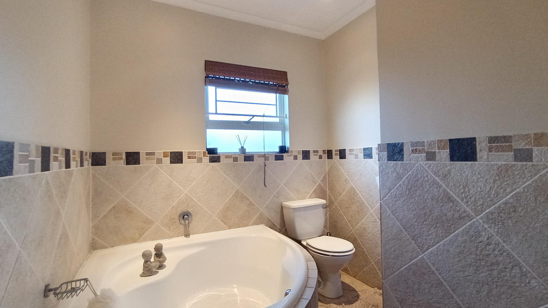 Bathroom 1 - 7 square meters of property in Ballitoville