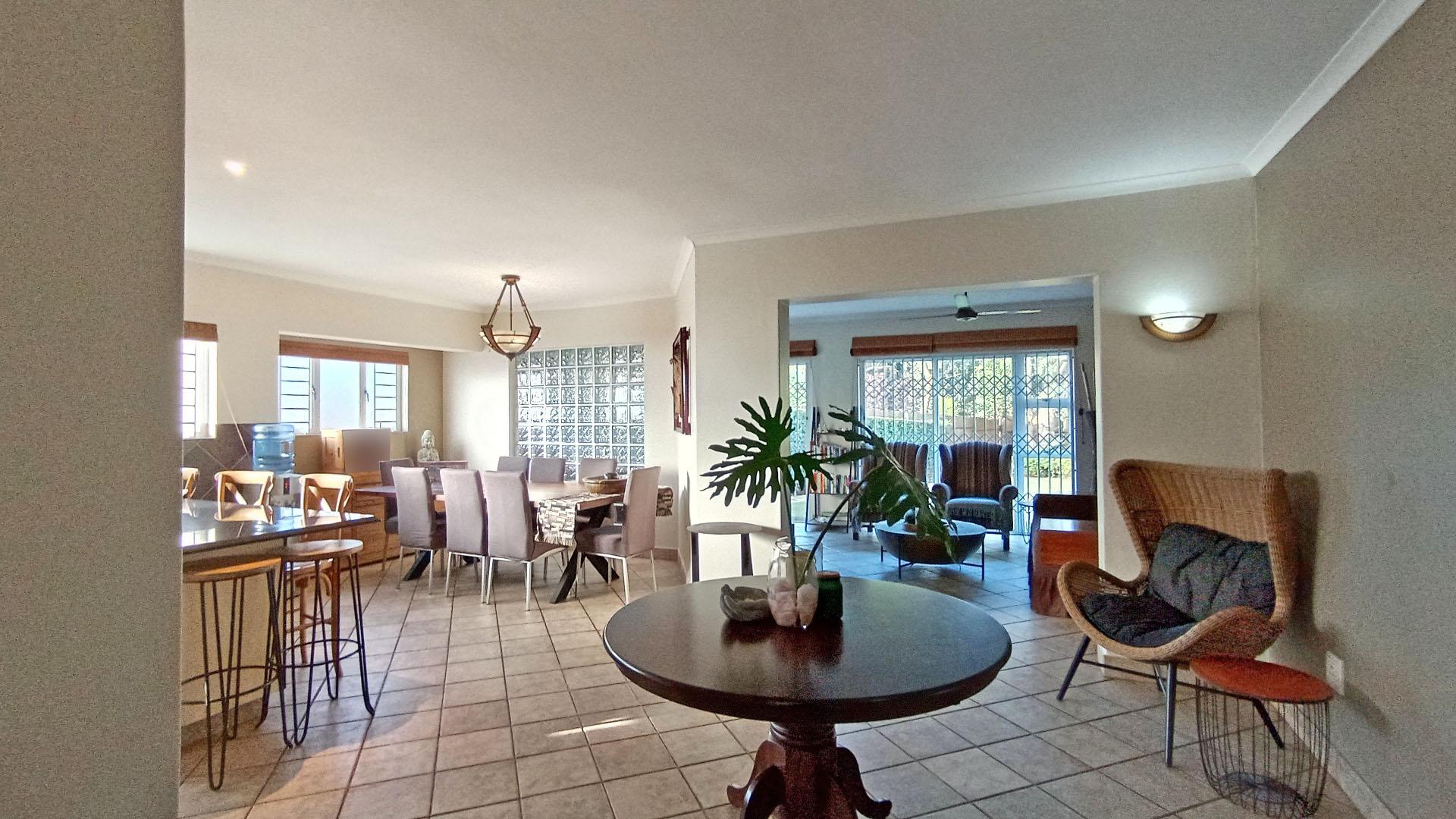 Lounges - 19 square meters of property in Ballitoville