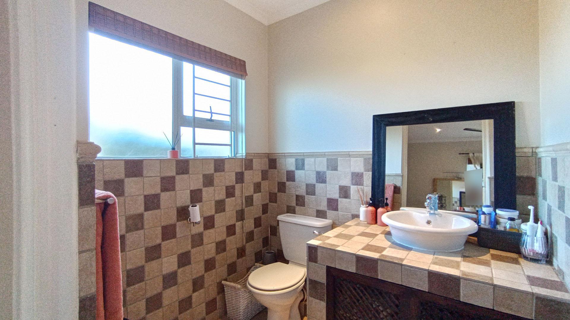 Main Bathroom - 6 square meters of property in Ballitoville