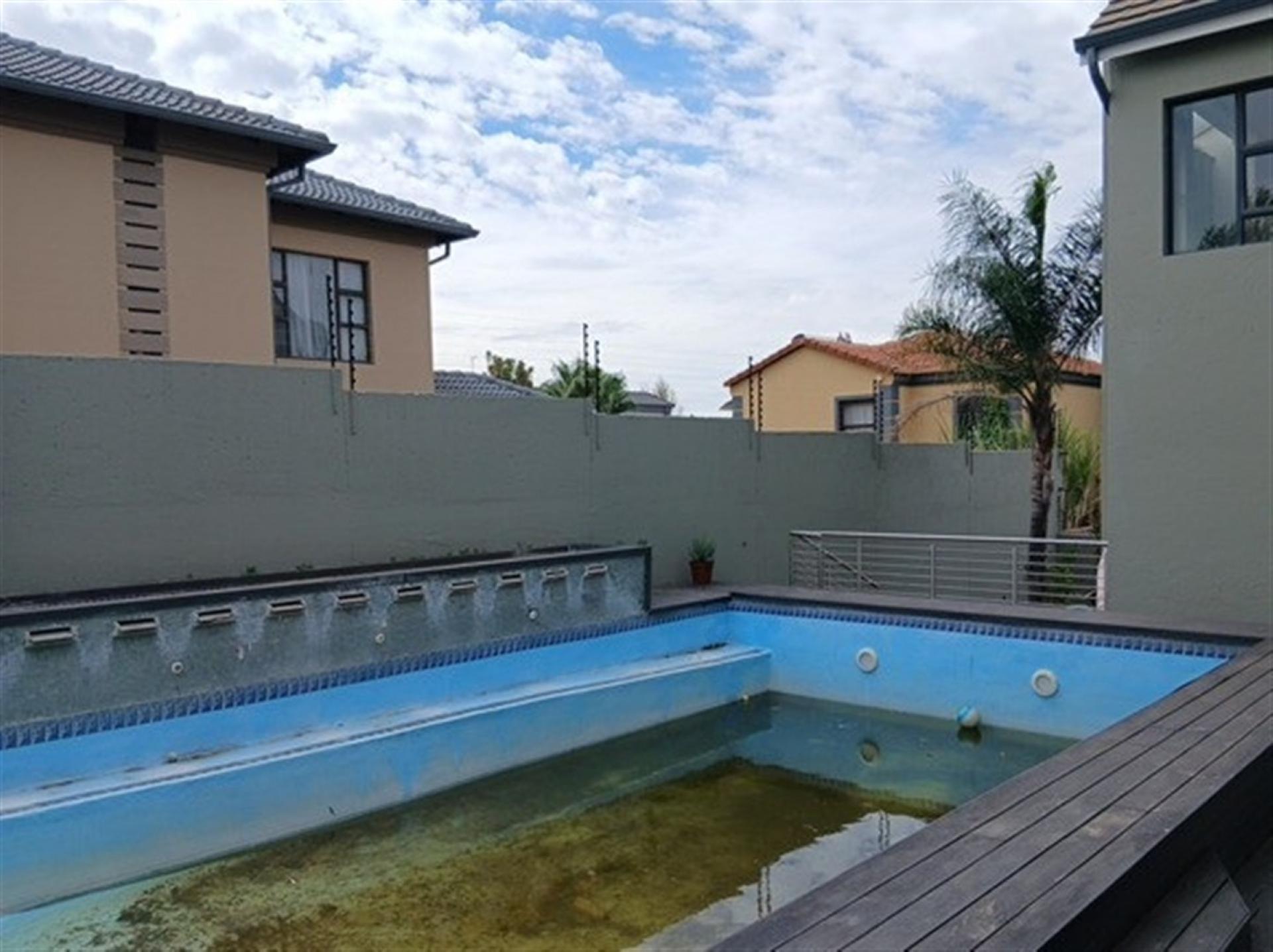 Swimming Pool of property in Willaway A.H.
