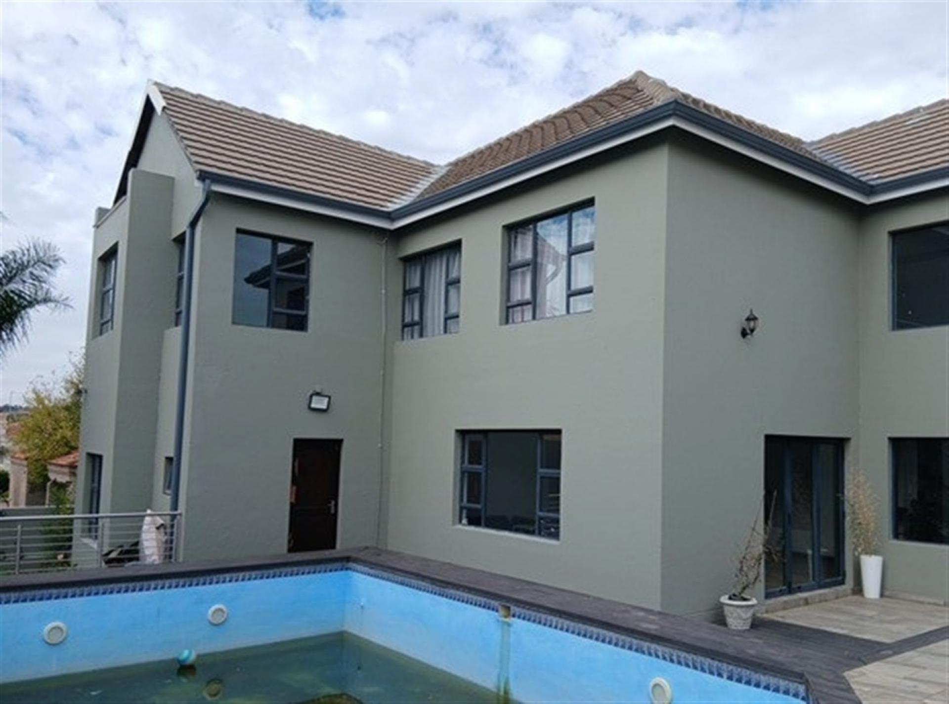Swimming Pool of property in Willaway A.H.