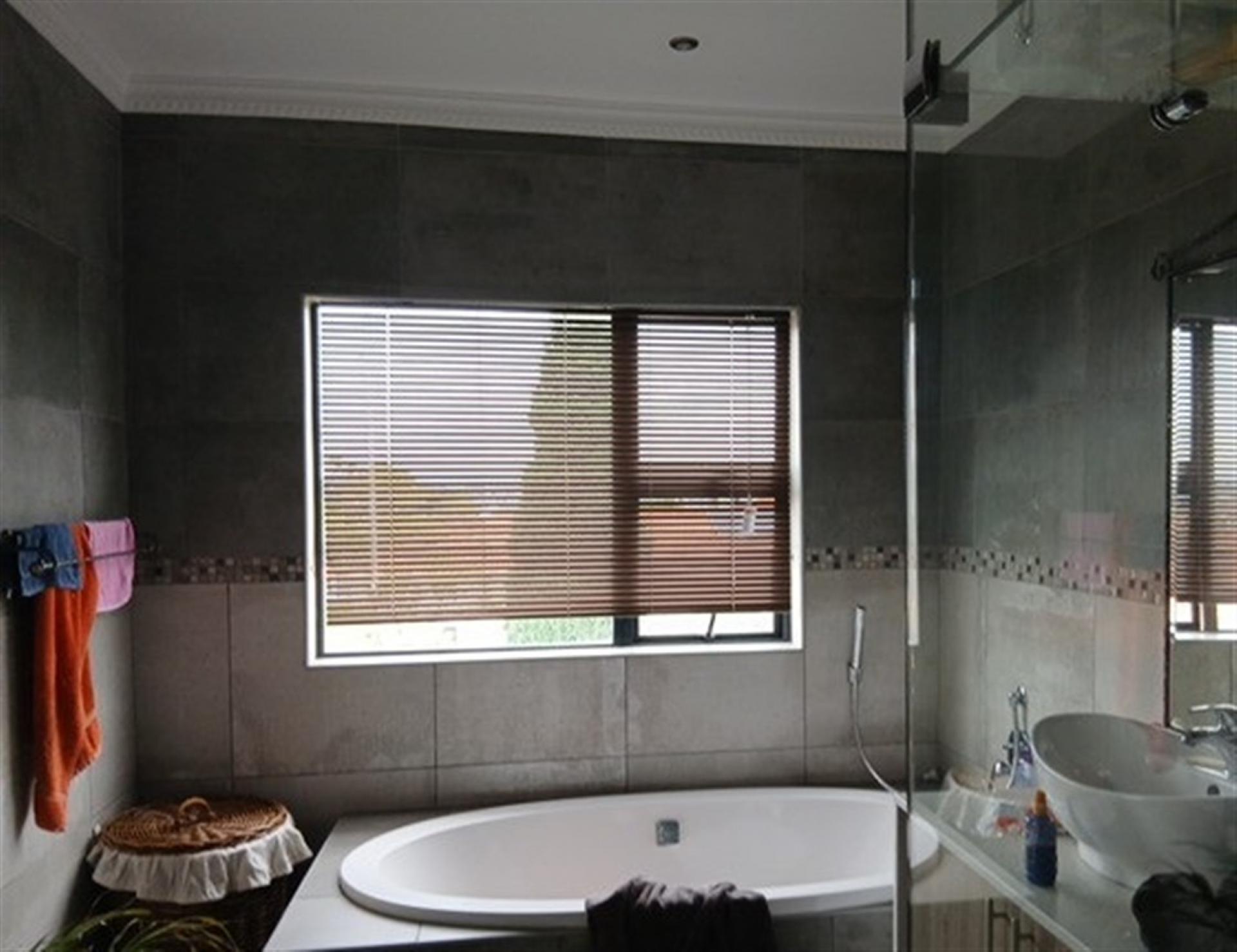 Main Bathroom of property in Willaway A.H.