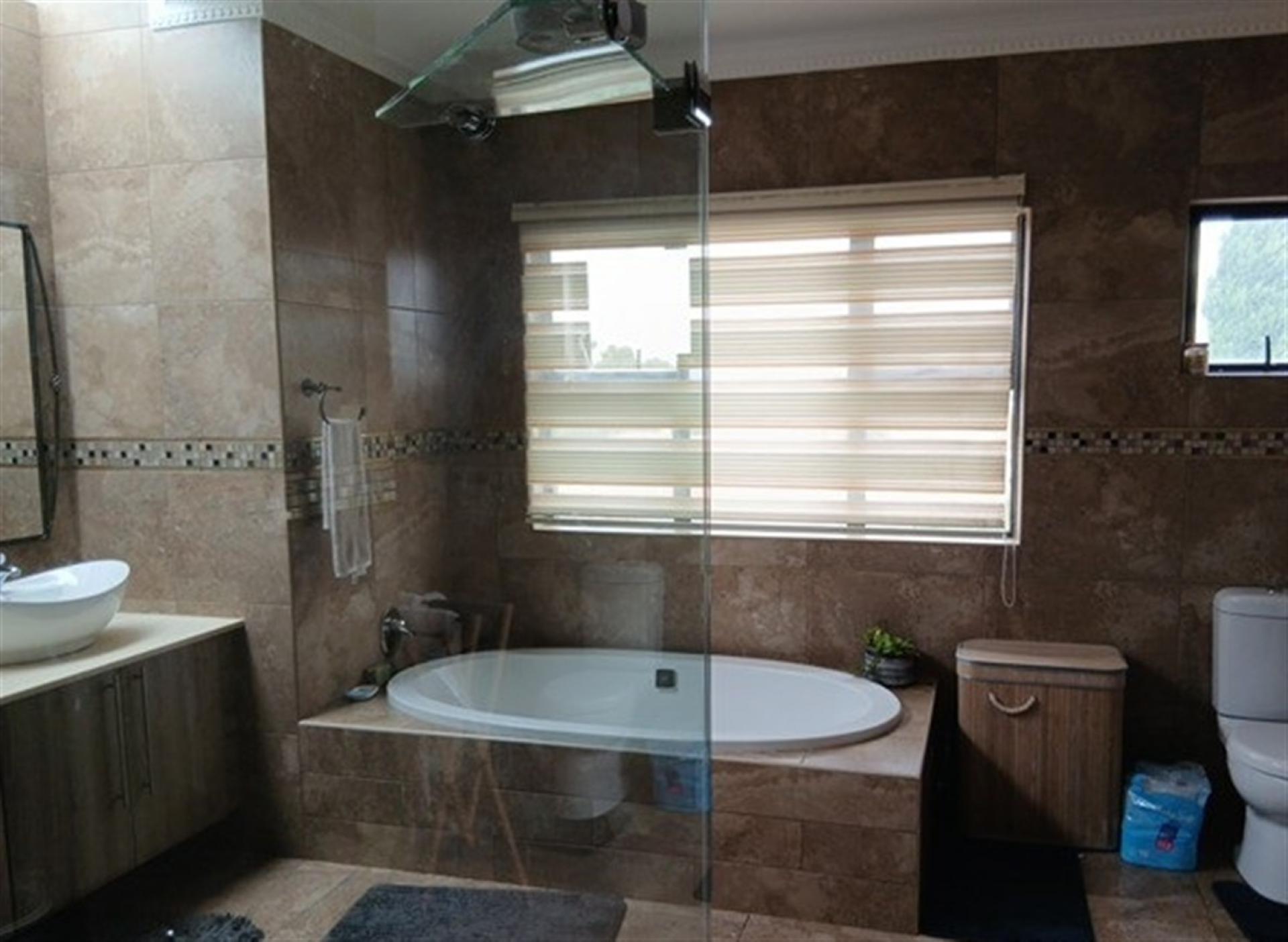 Main Bathroom of property in Willaway A.H.