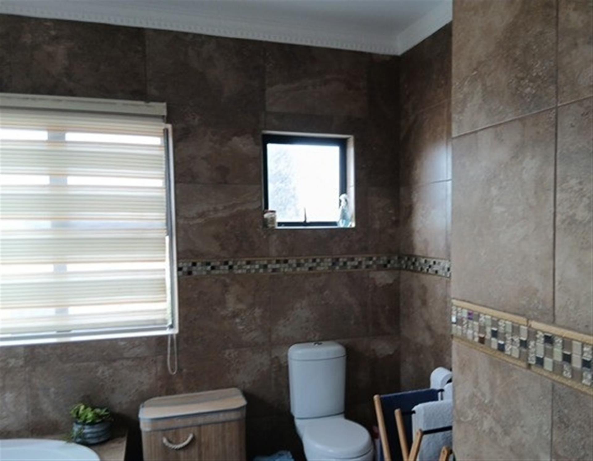 Main Bathroom of property in Willaway A.H.