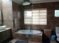 Main Bathroom of property in Willaway A.H.