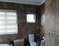 Main Bathroom of property in Willaway A.H.
