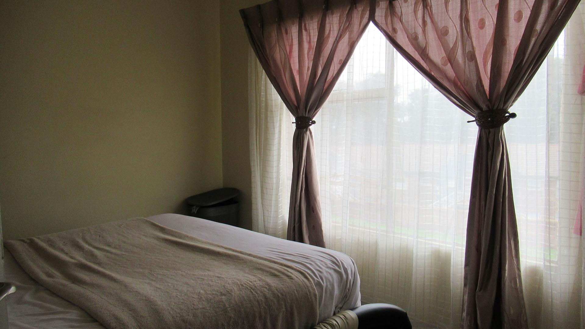 Bed Room 1 - 14 square meters of property in Naturena
