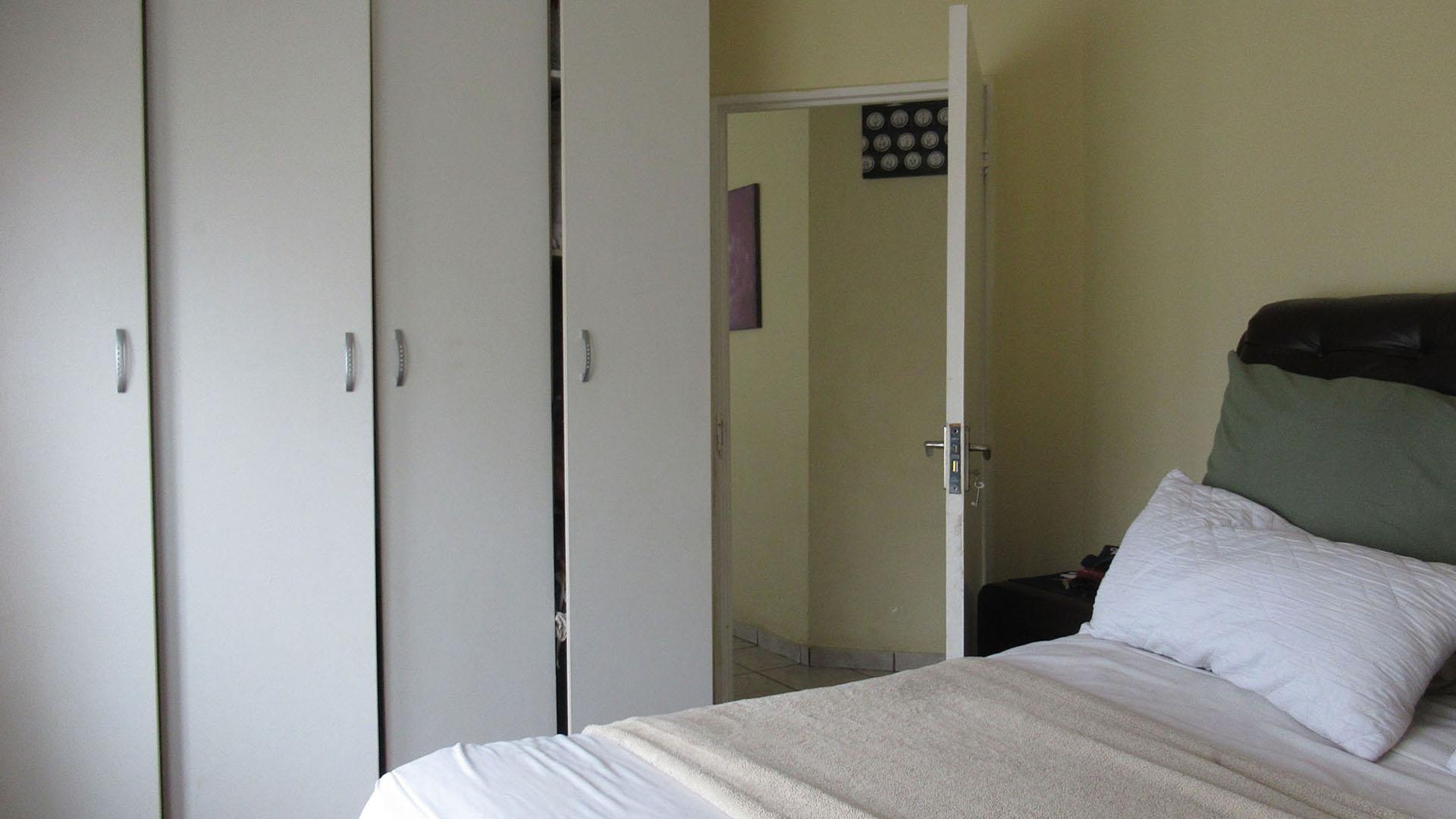 Bed Room 1 - 14 square meters of property in Naturena