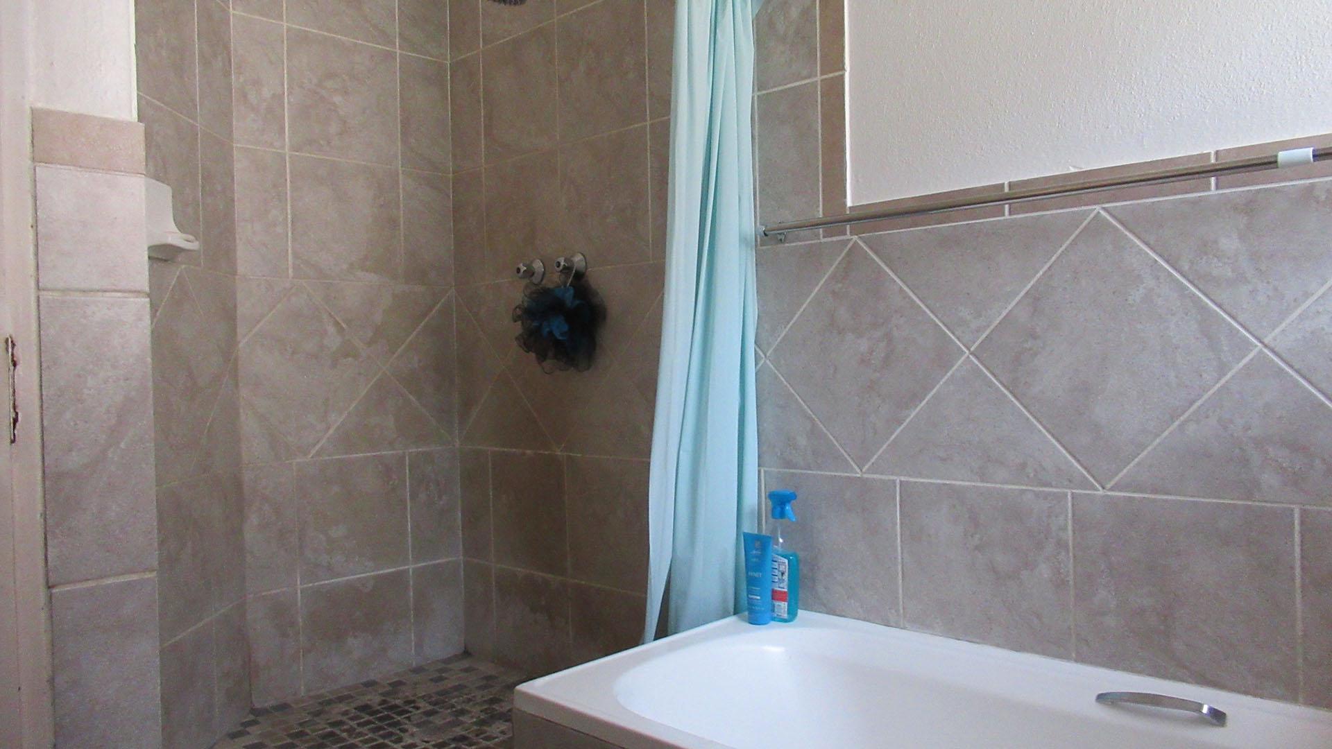Bathroom 1 - 6 square meters of property in Naturena