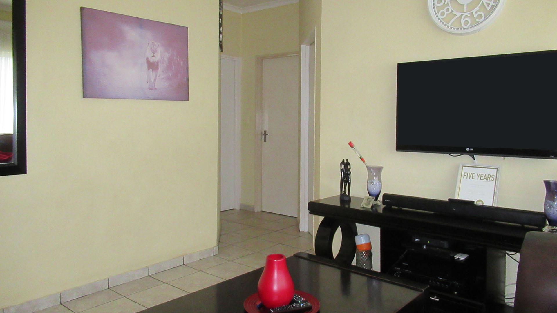 Lounges - 14 square meters of property in Naturena