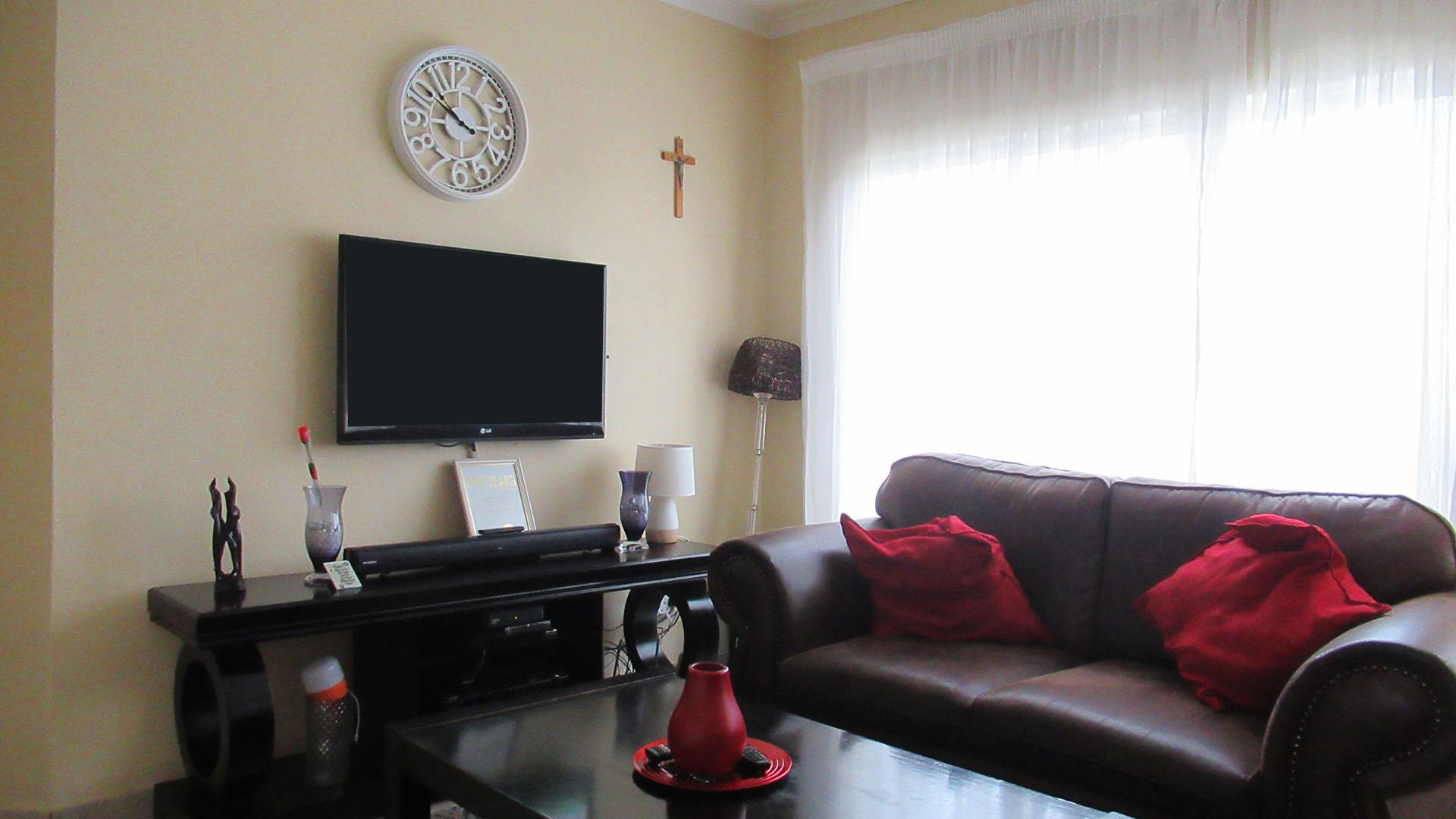 Lounges - 14 square meters of property in Naturena