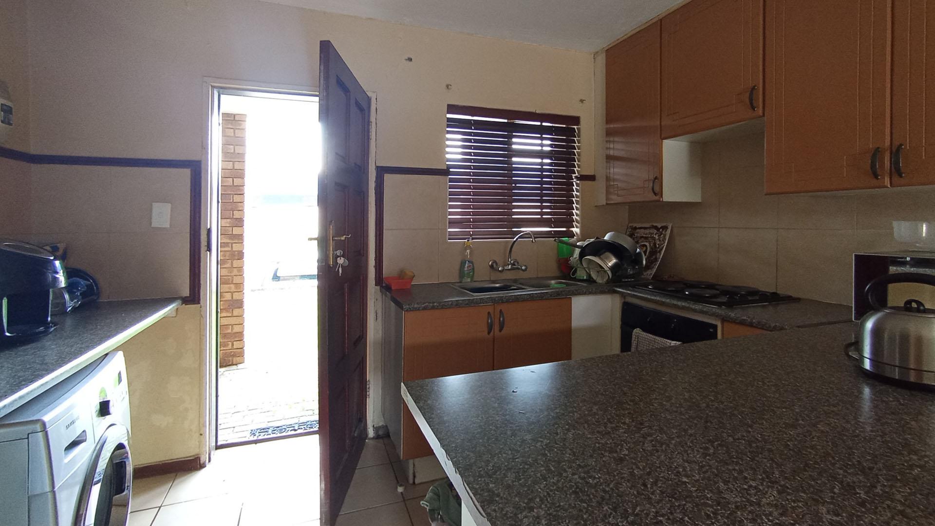 Kitchen - 9 square meters of property in Sagewood