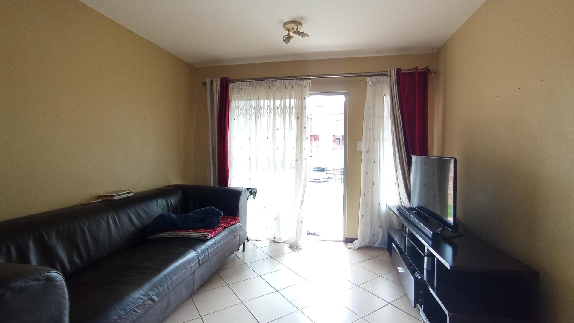 Lounges - 15 square meters of property in Sagewood