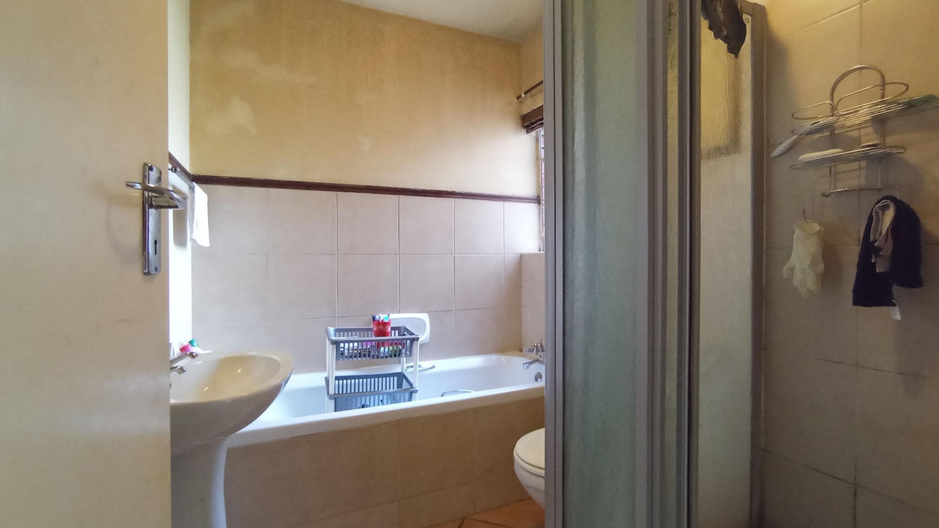 Bathroom 1 - 5 square meters of property in Sagewood