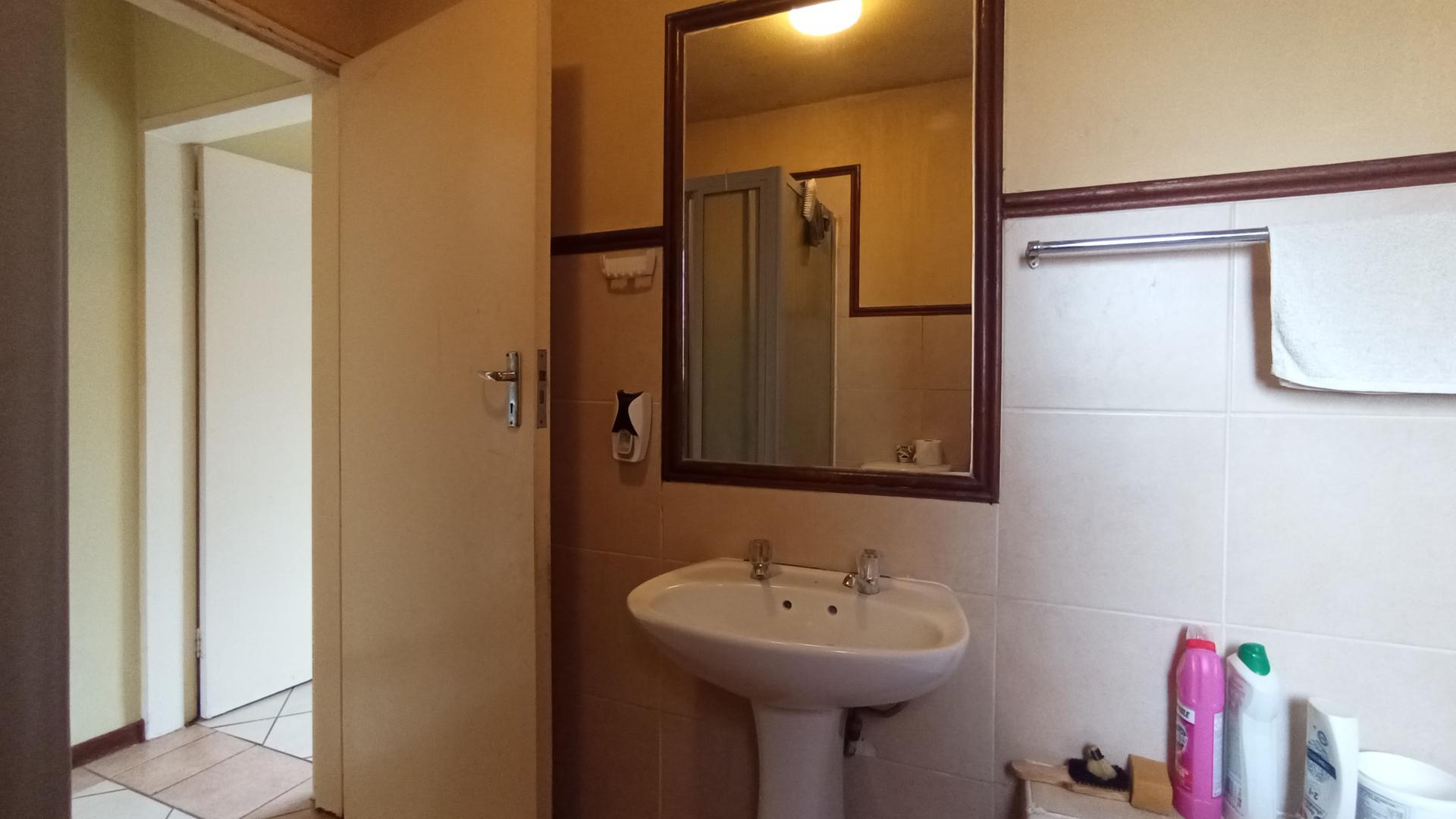 Bathroom 1 - 5 square meters of property in Sagewood