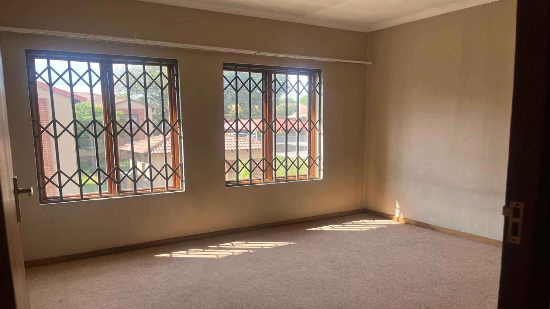 Bed Room 1 - 12 square meters of property in Vorna Valley