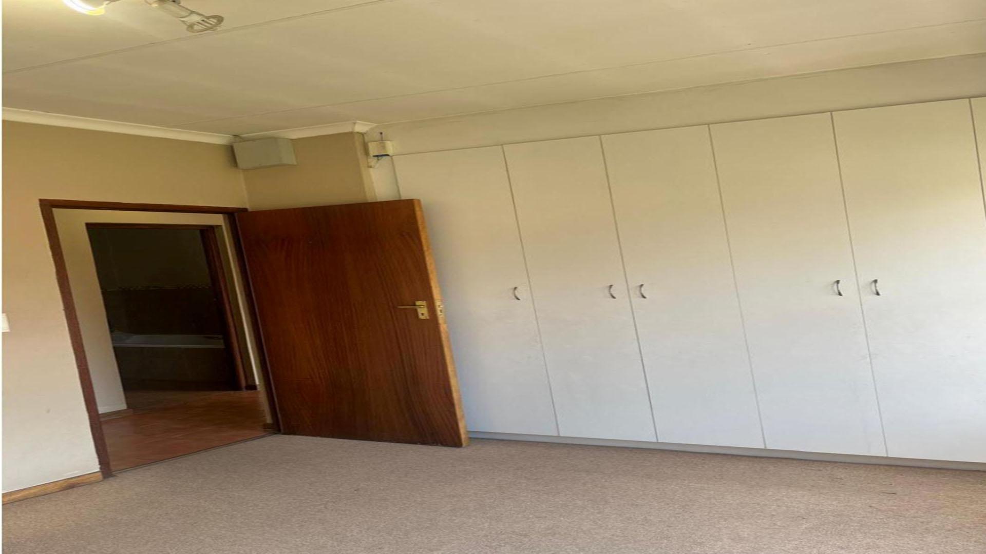 Bed Room 1 - 12 square meters of property in Vorna Valley