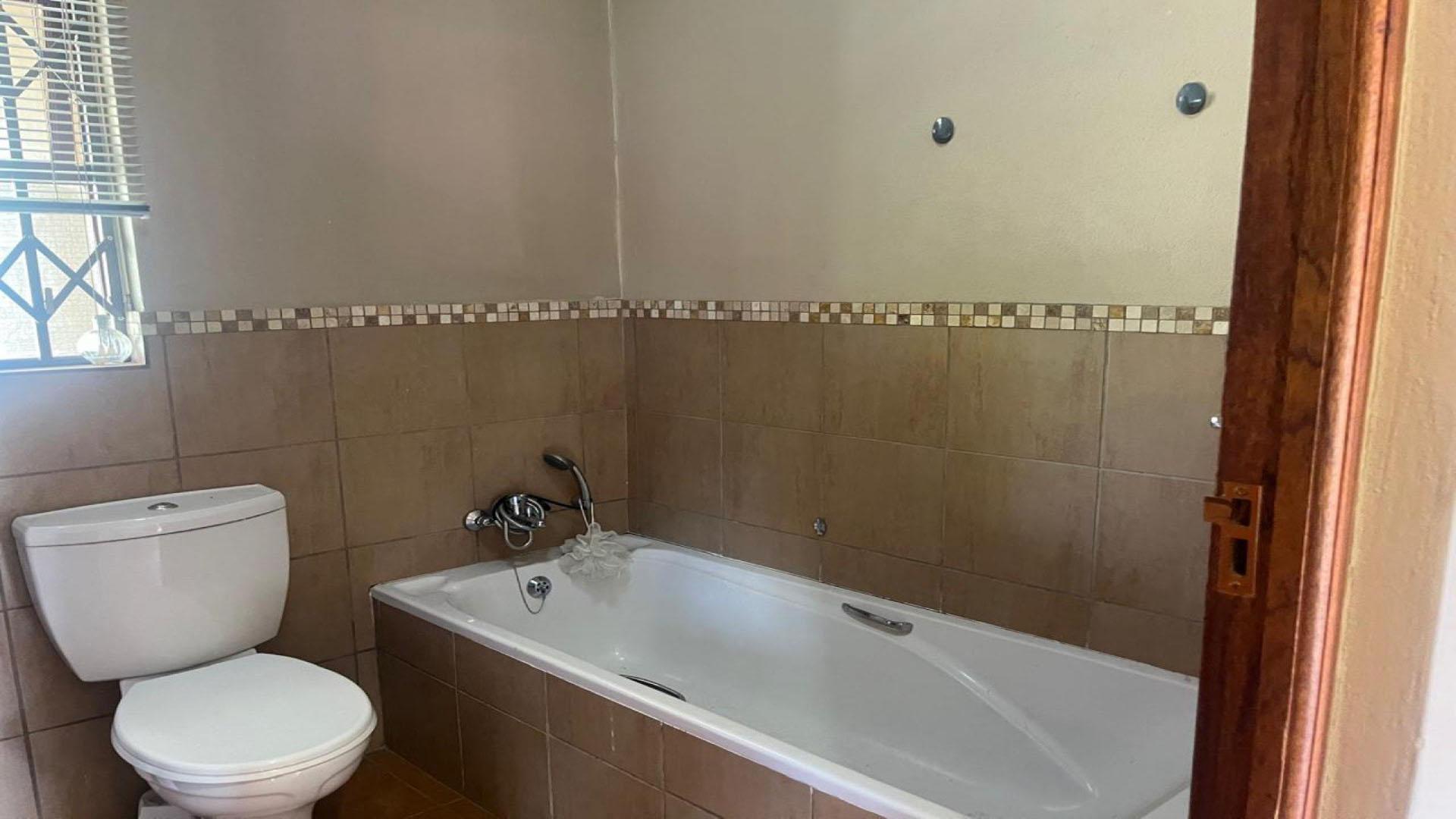 Bathroom 1 - 7 square meters of property in Vorna Valley
