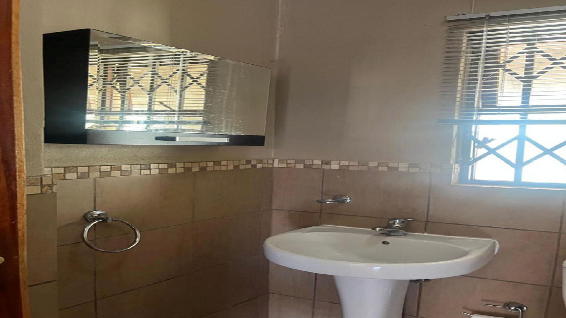 Bathroom 1 - 7 square meters of property in Vorna Valley