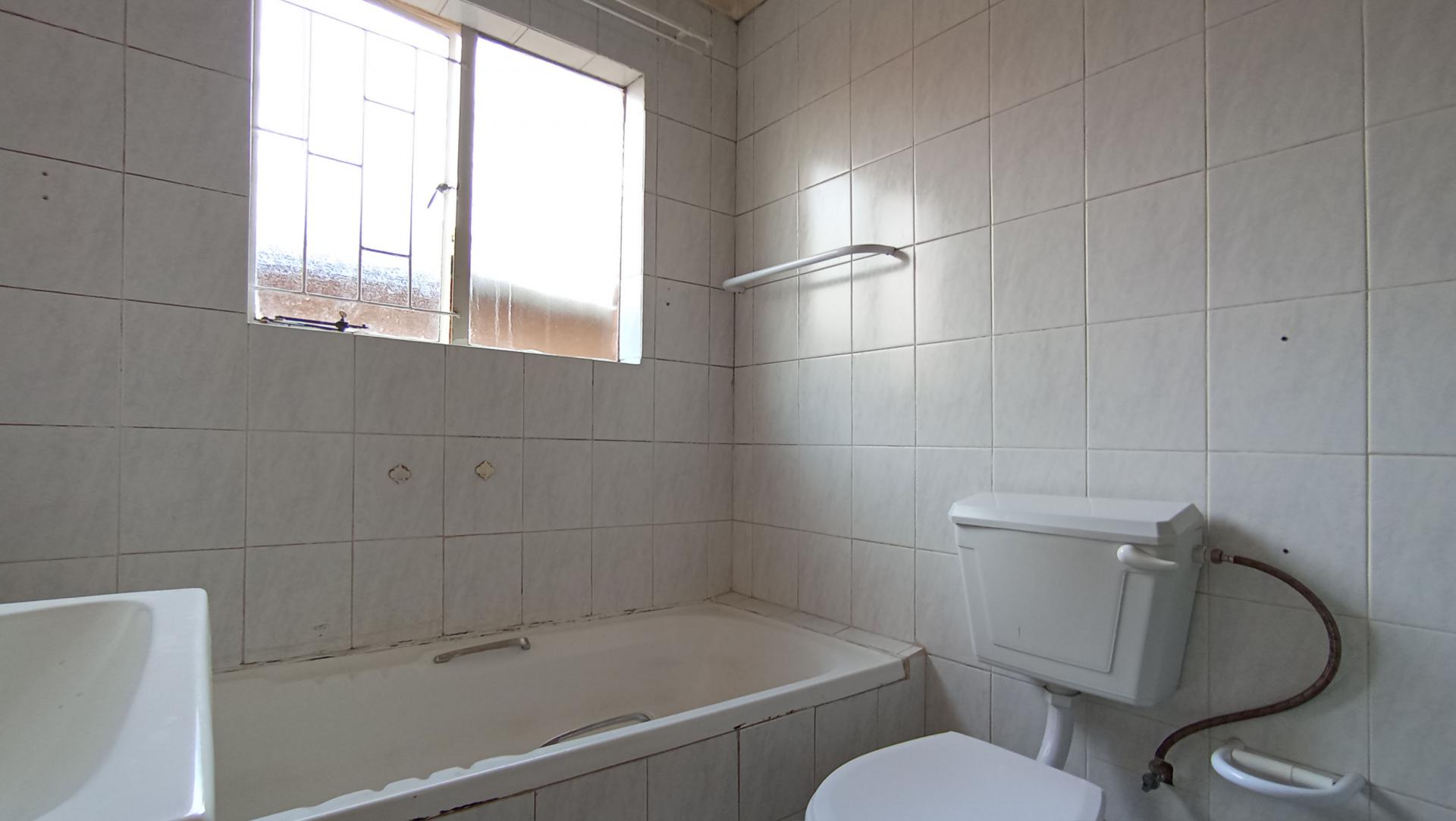 Bathroom 1 - 5 square meters of property in Groblerpark