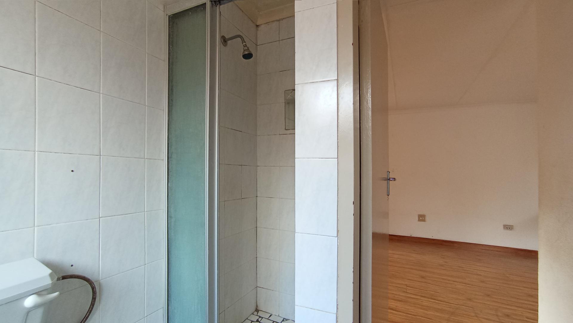 Bathroom 1 - 5 square meters of property in Groblerpark