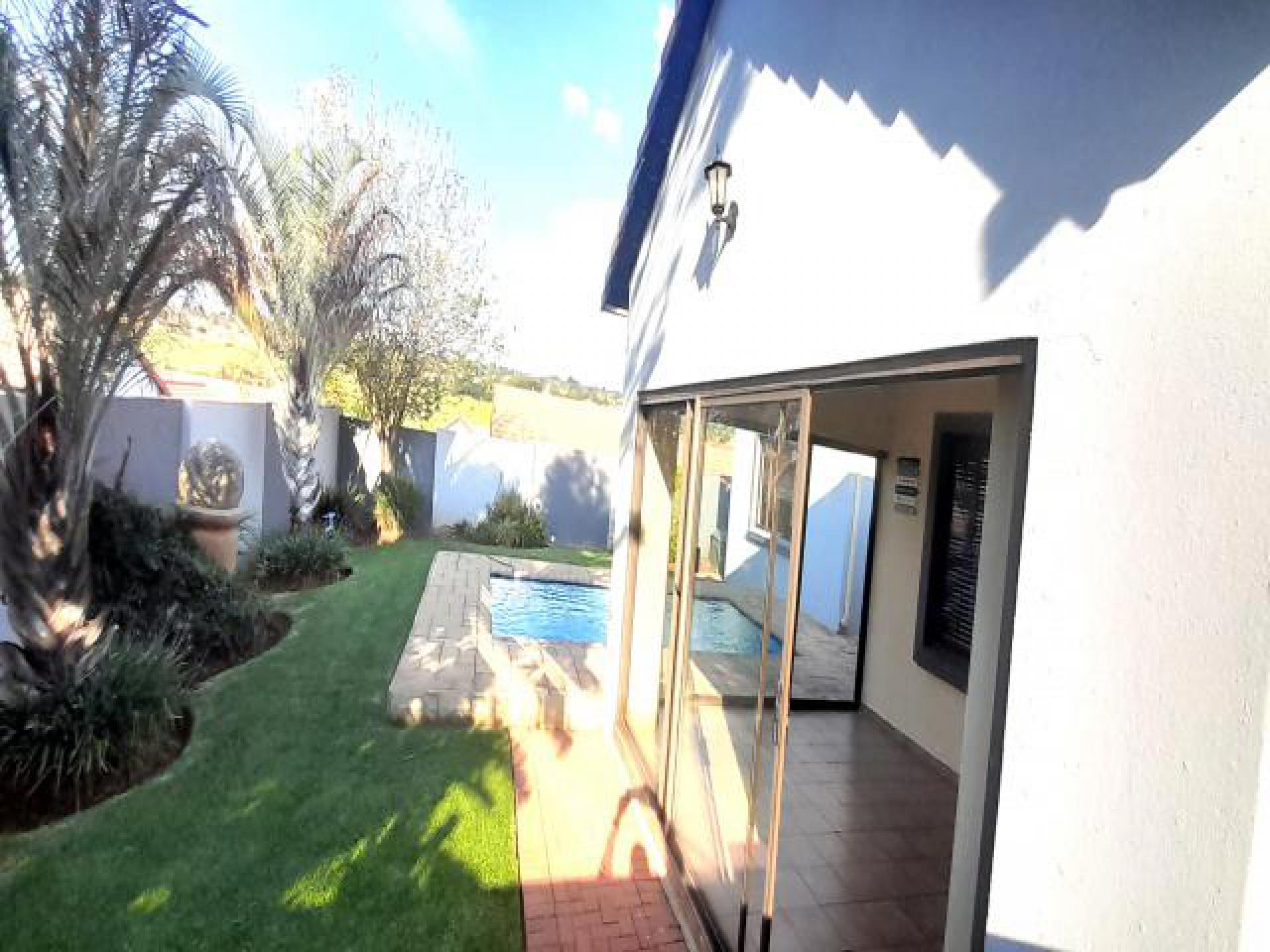 Backyard of property in Rua Vista