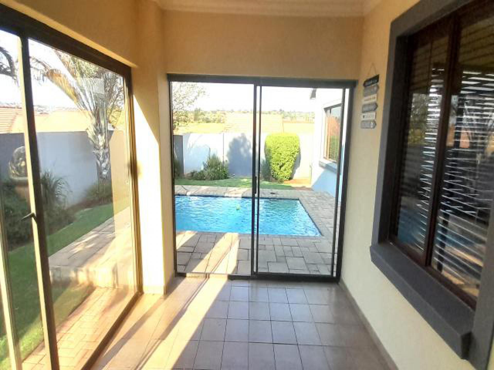 Patio of property in Rua Vista