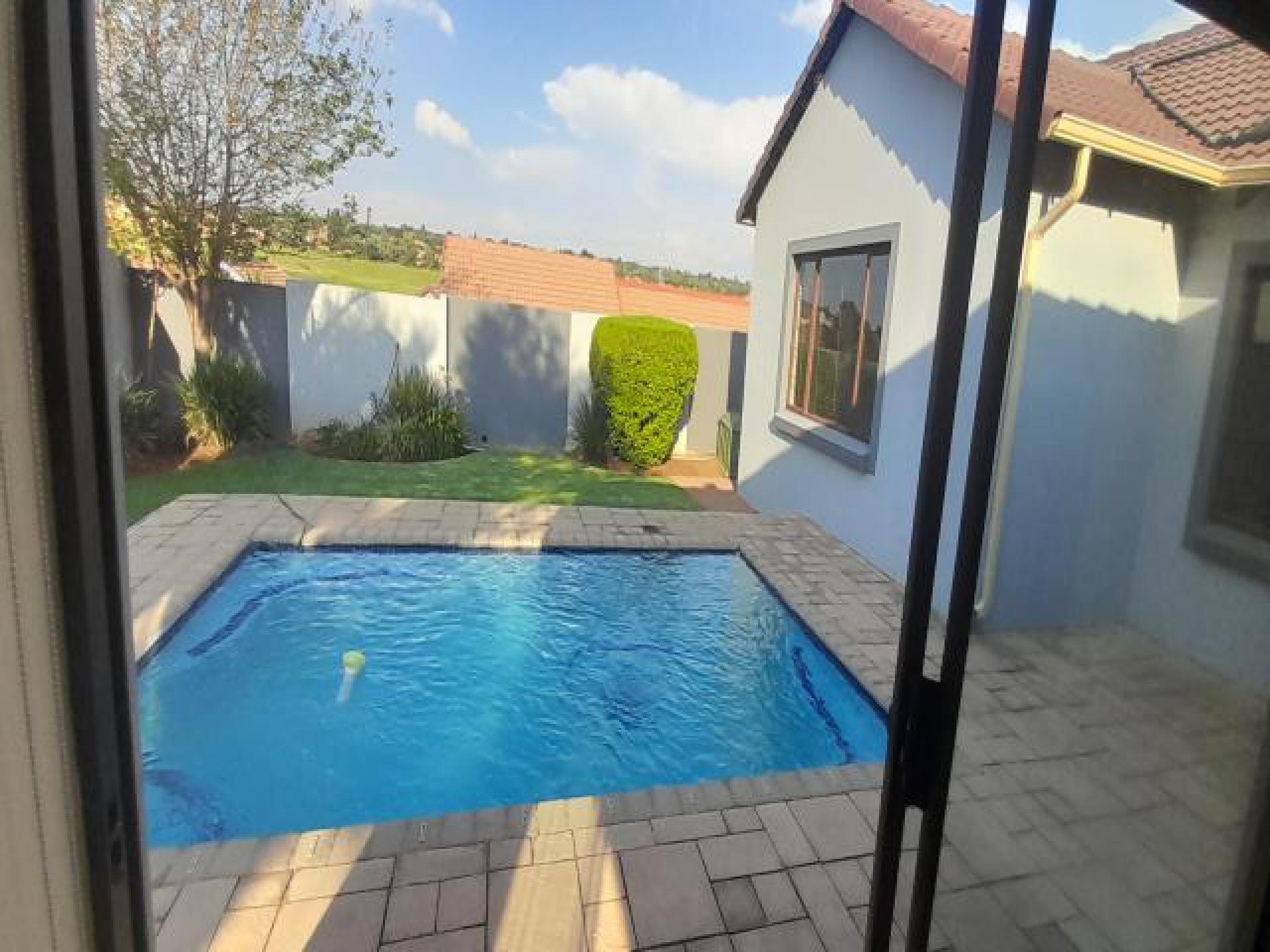 Backyard of property in Rua Vista