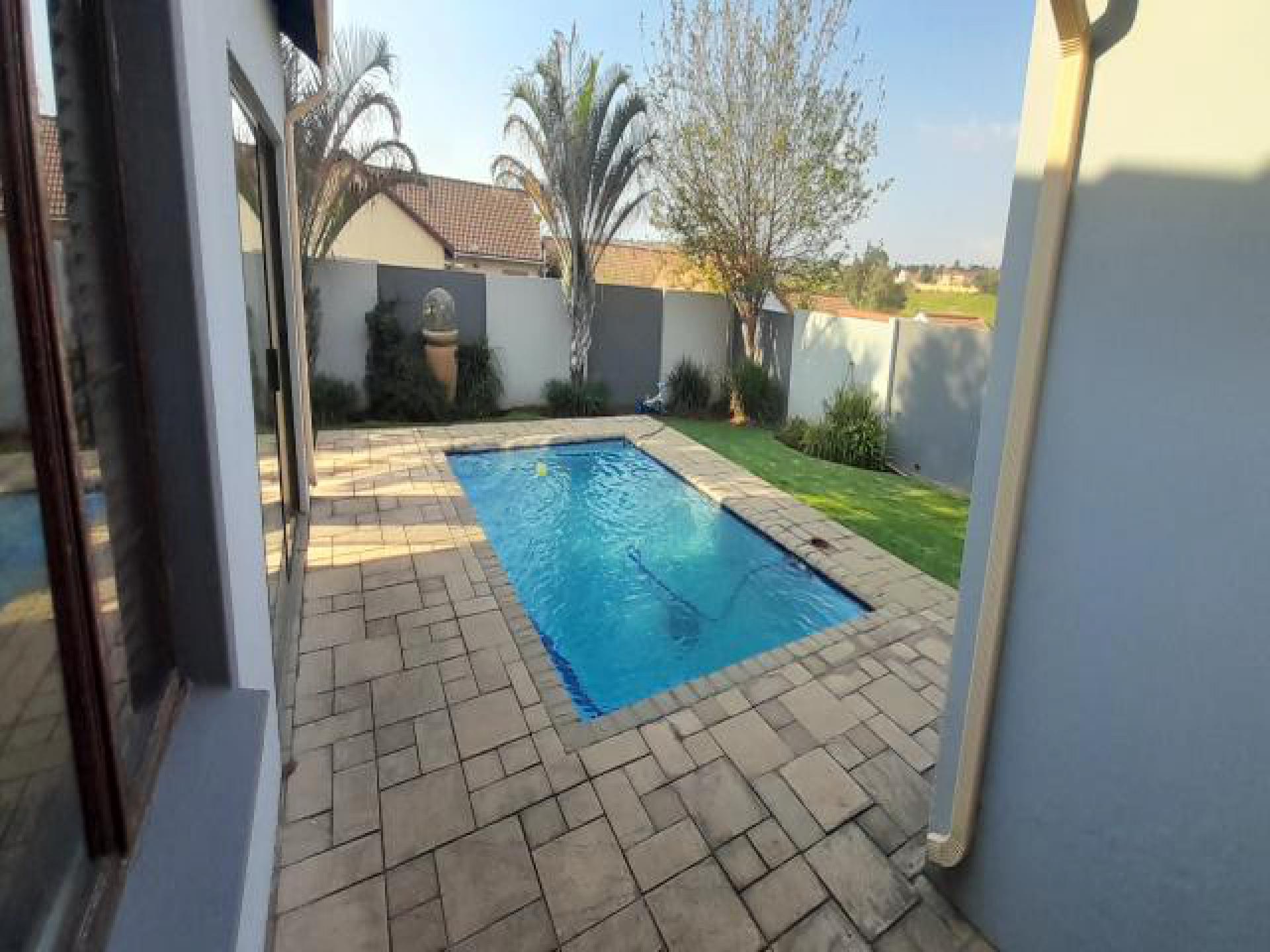 Backyard of property in Rua Vista