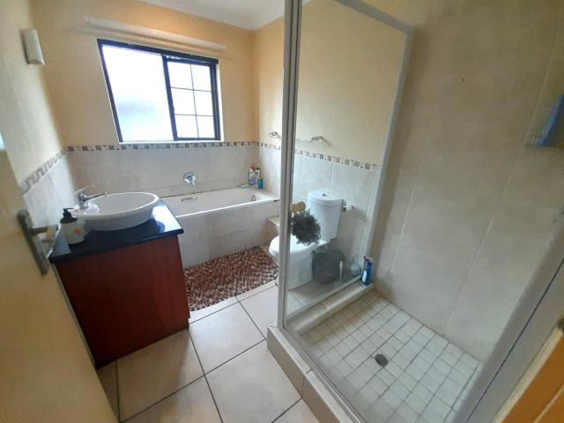 Bathroom 1 of property in Rua Vista