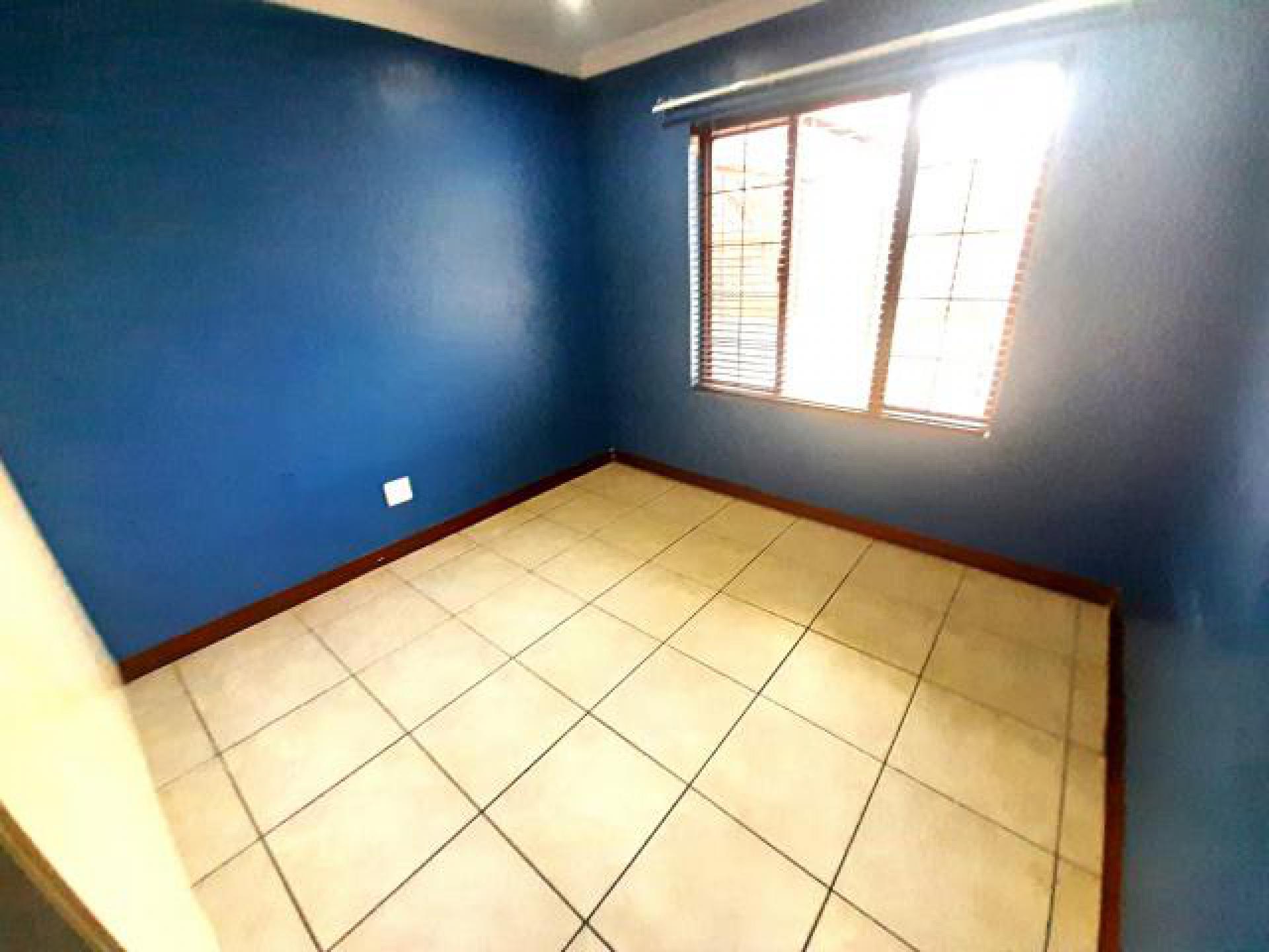 Bed Room 1 of property in Rua Vista