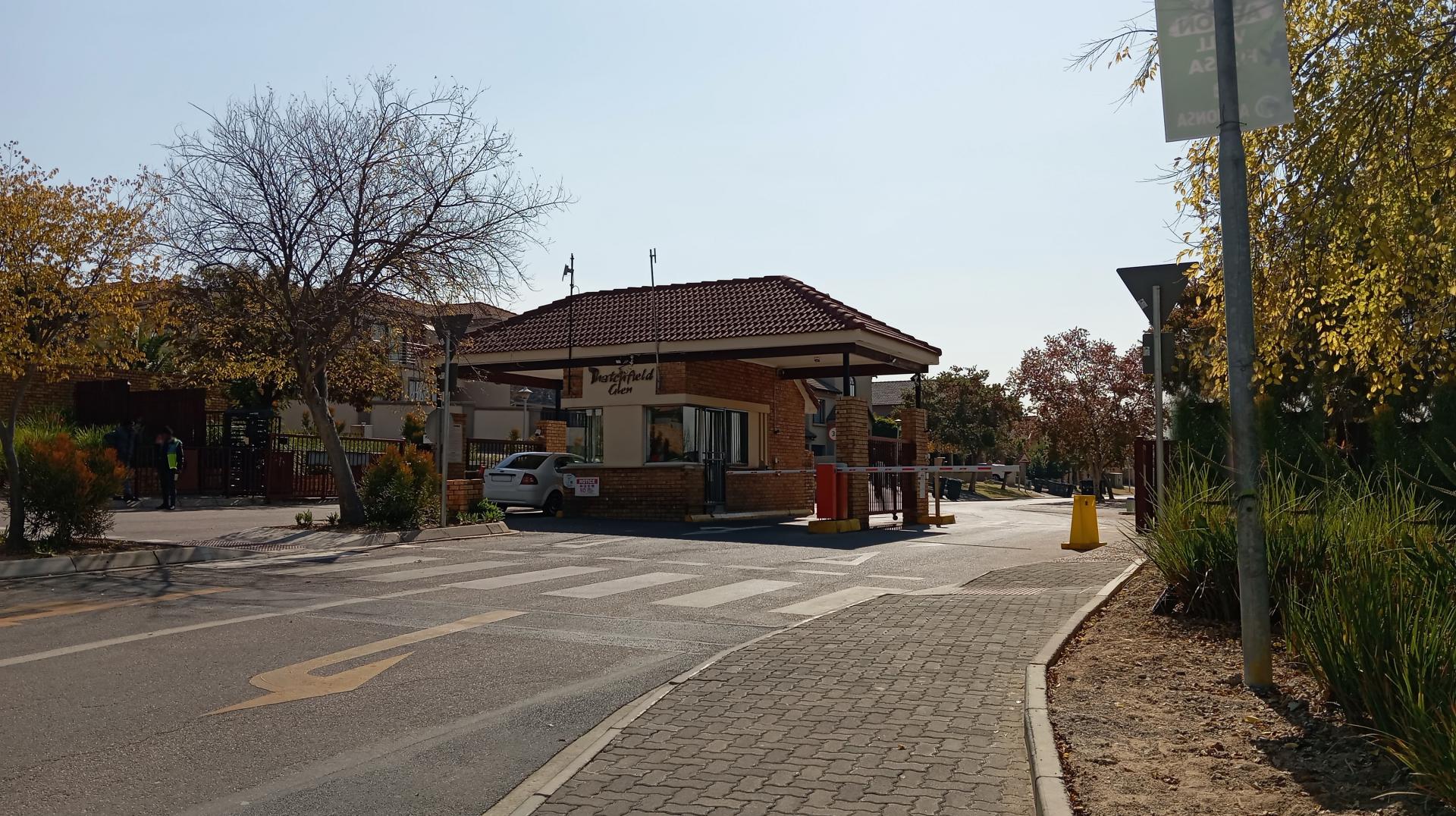 Front View of property in Rua Vista