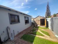 Backyard of property in Rua Vista