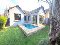 Backyard of property in Rua Vista