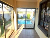 Patio of property in Rua Vista