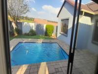 Backyard of property in Rua Vista