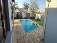 Backyard of property in Rua Vista