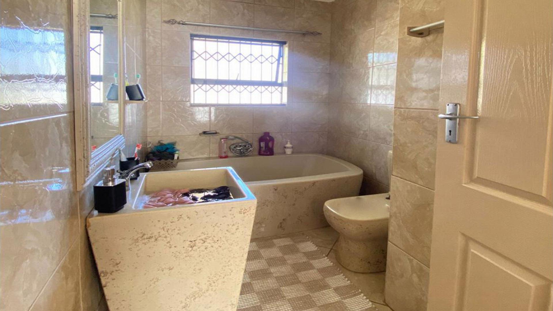 Bathroom 1 of property in Witpoortjie