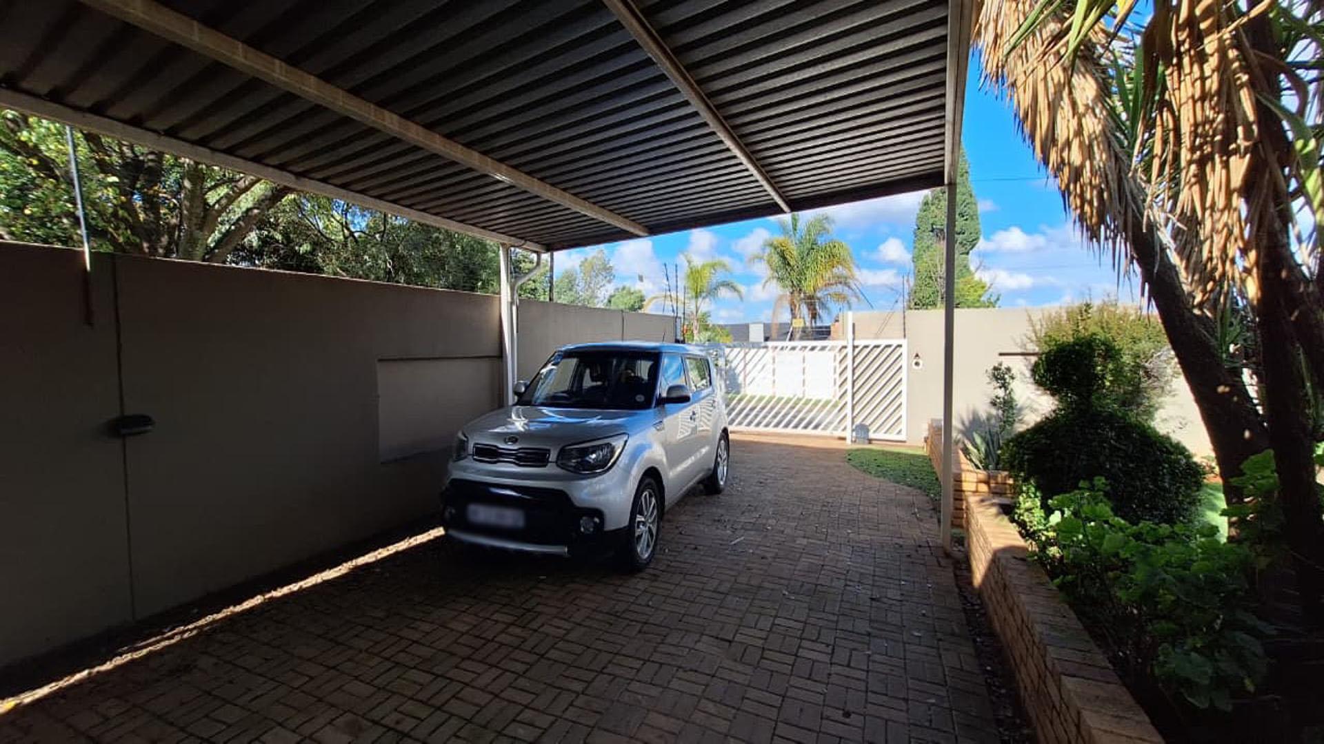 Carport  - 59 square meters of property in Witpoortjie