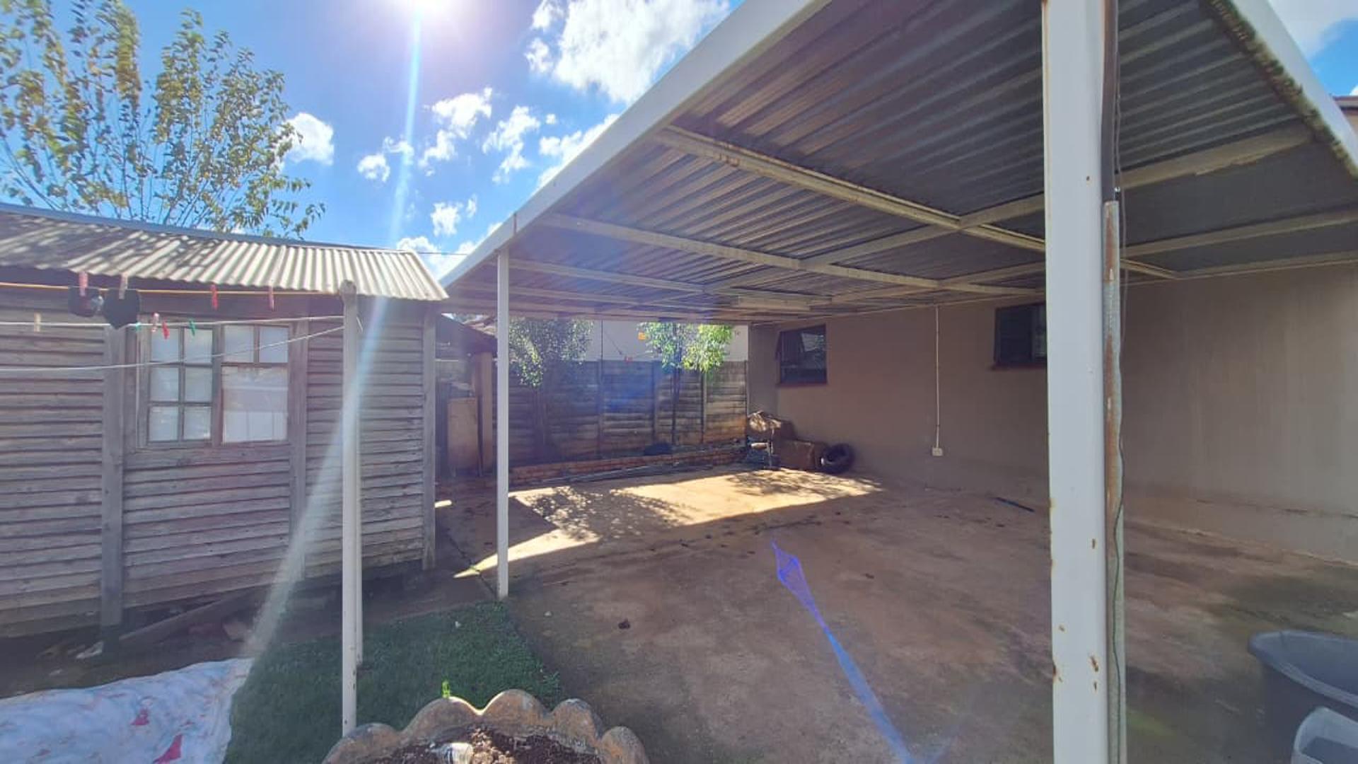 Carport  - 59 square meters of property in Witpoortjie